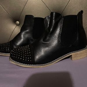 Studded ankle bootie’s